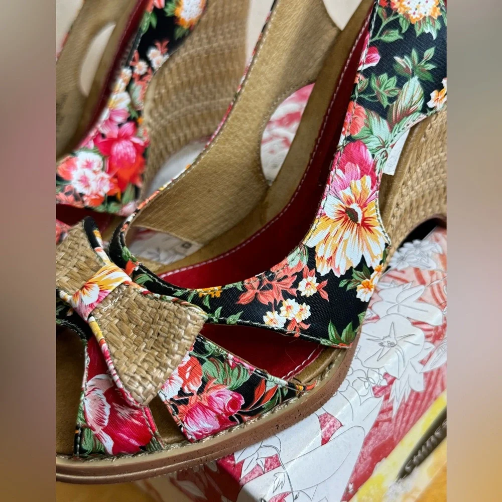 Floral Thin Wedges - Black and Red with Woven Bow
